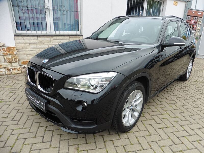 Black sapphire metallic Gebraucht 2015 BMW X1 Sport Line SUV | 17.450 € (Fairer Preis) - Bild 1/4