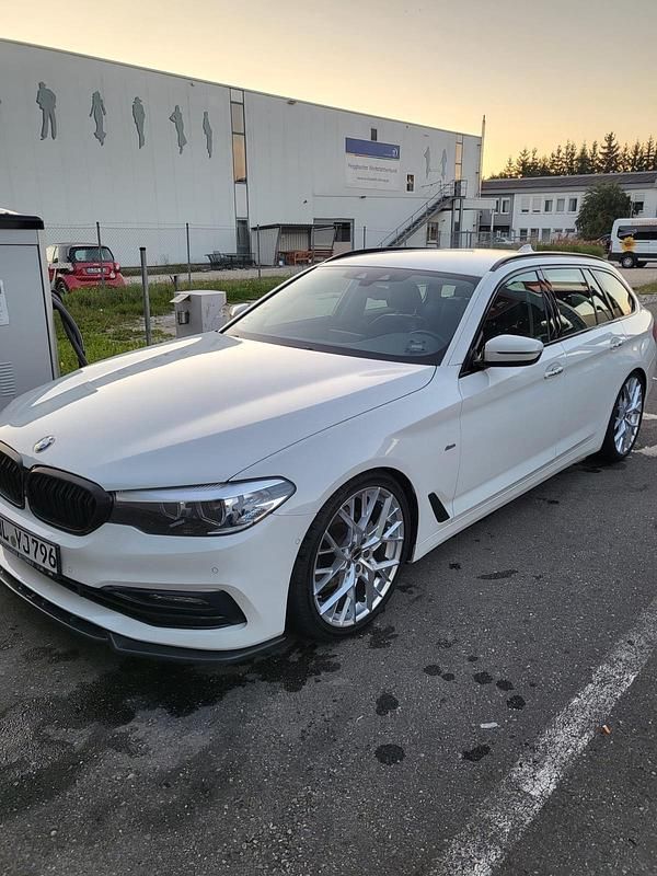 Weiß Gebraucht 2018 BMW 520 Sport Line Kombi | 27.300 € (Teuer) - Bild 1/4