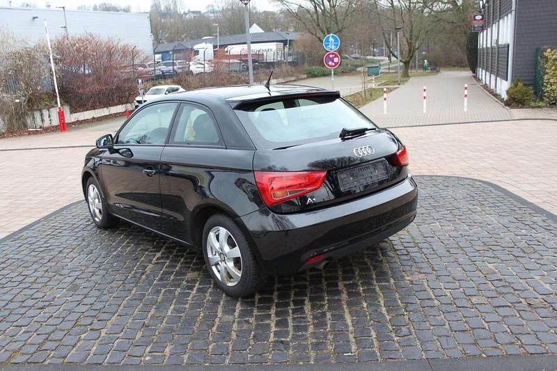 Gebraucht Audi A1 Attraction 86 PS (63 kW) 2012 Brillantschwarz Kleinwagen