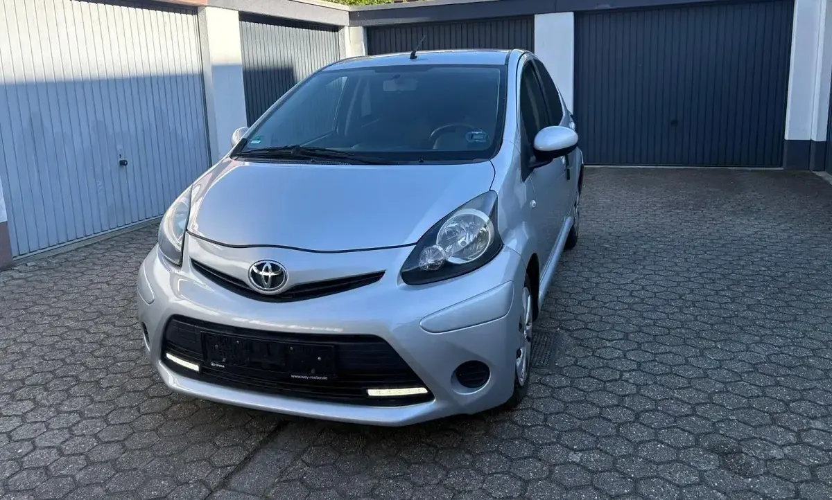 Gebraucht Toyota Aygo 68 PS (50 kW) 2013 Silber Kleinwagen