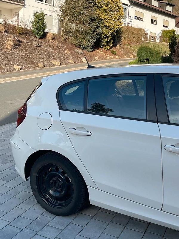 Gebraucht BMW 116 122 PS (89 kW) 2010 Weiß Kleinwagen