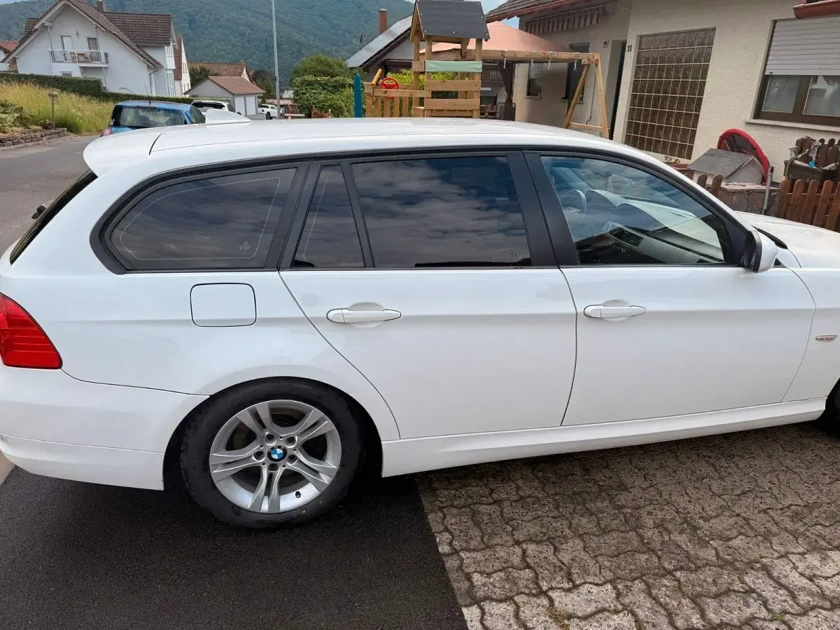 Gebraucht BMW 320 184 PS (135 kW) 2010 Weiß Kombi