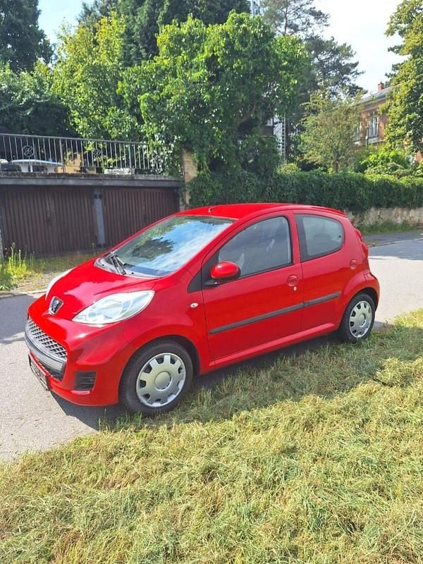 Rot Gebraucht 2010 Peugeot 107 Kleinwagen | 3.200 € (Fairer Preis) - Bild 1/4