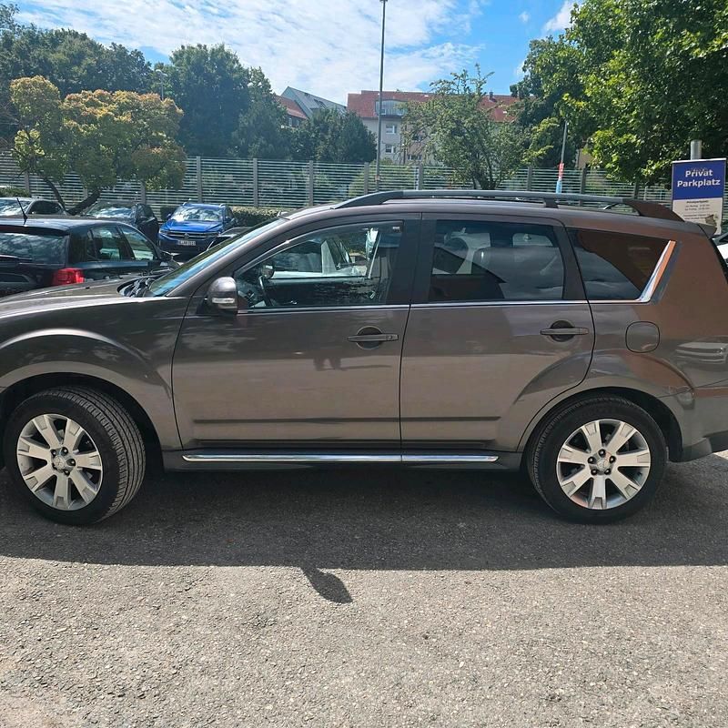 Braun Gebraucht 2012 Mitsubishi Outlander SUV | 8.700 € - Bild 1/4