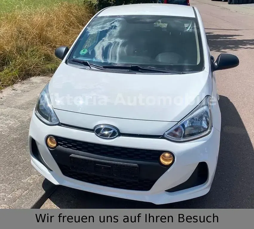 Gebraucht Hyundai i10 Basis 67 PS (49 kW) 2017 Weiß Kleinwagen