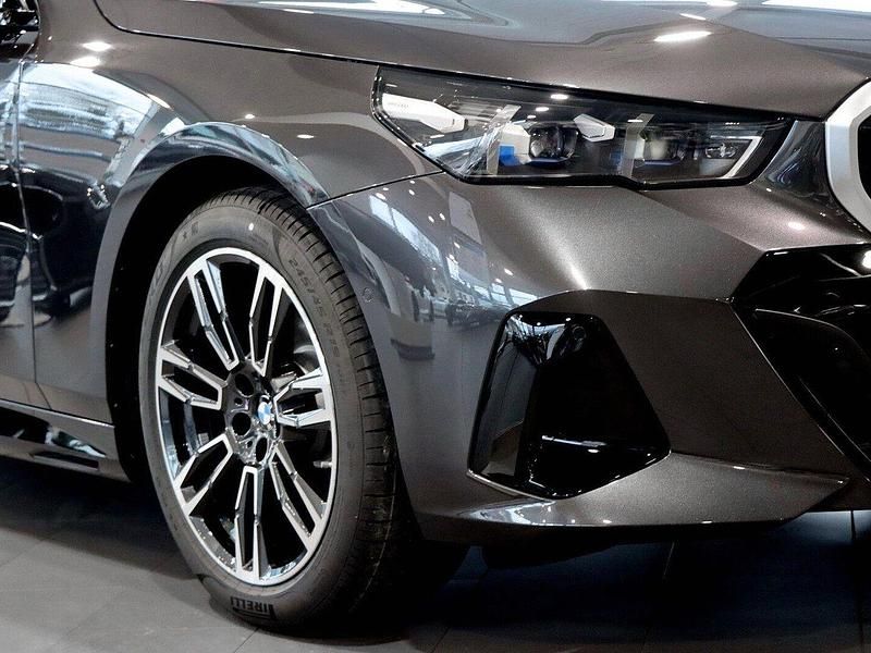 Neu BMW 520 M Sport 208 PS (152 kW) 2025 Sophistograu brillanteffekt Kombi