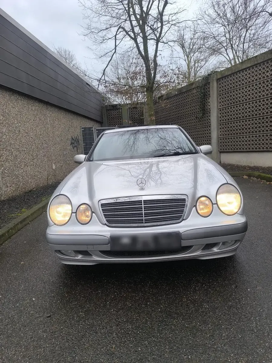 Second-hand Mercedes E200 163 CP (119 kW) 2001 Berlinǎ