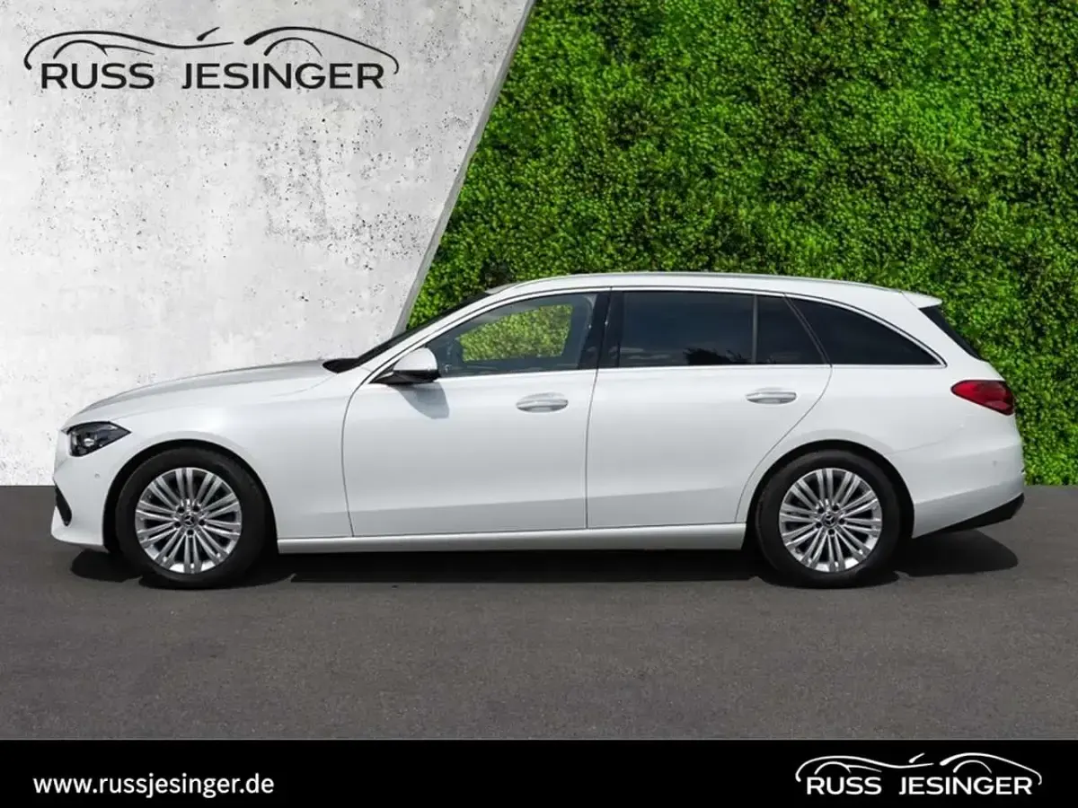 Gebraucht Mercedes C200 Avantgarde 163 PS (119 kW) 2023 Weiß Limousine