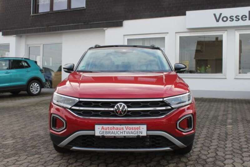Kings red metallic (metallic) Gebraucht 2024 VW T-Roc Style SUV | 28.500 € (Fairer Preis) - Bild 1/4