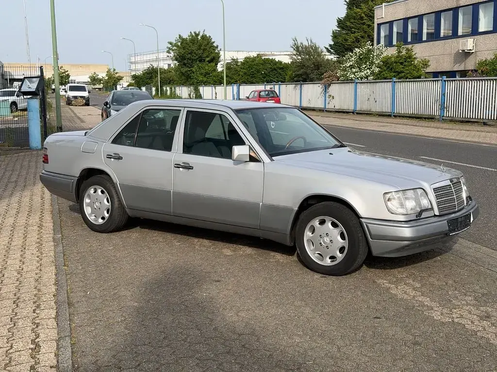 Gebraucht Mercedes E220 150 PS (110 kW) 1994 Silber Limousine