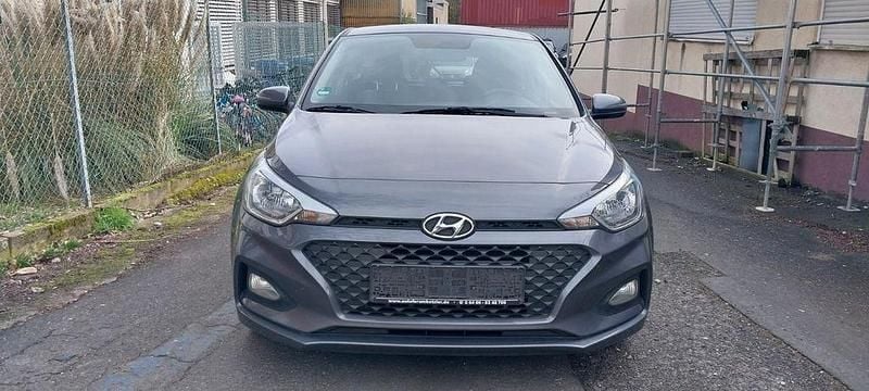 Gebraucht Hyundai i20 Select 75 PS (55 kW) 2019 Braun Kleinwagen