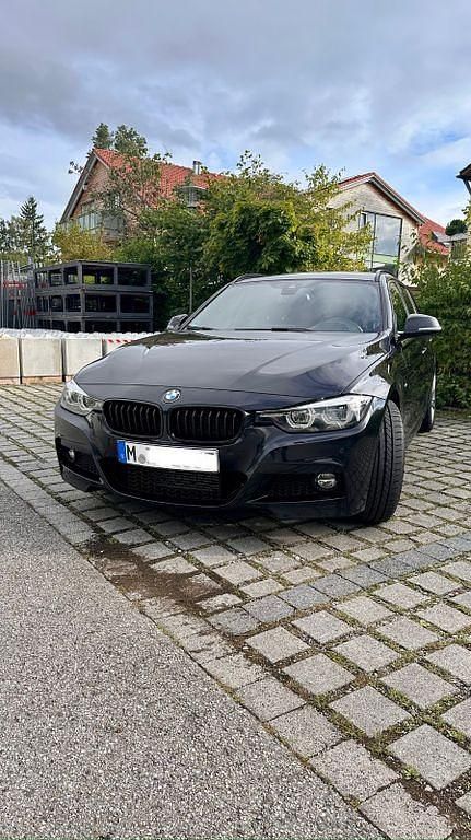 Schwarz Gebraucht 2019 BMW 320 M Sport Kombi | 23.795 € (Superpreis) - Bild 1/4