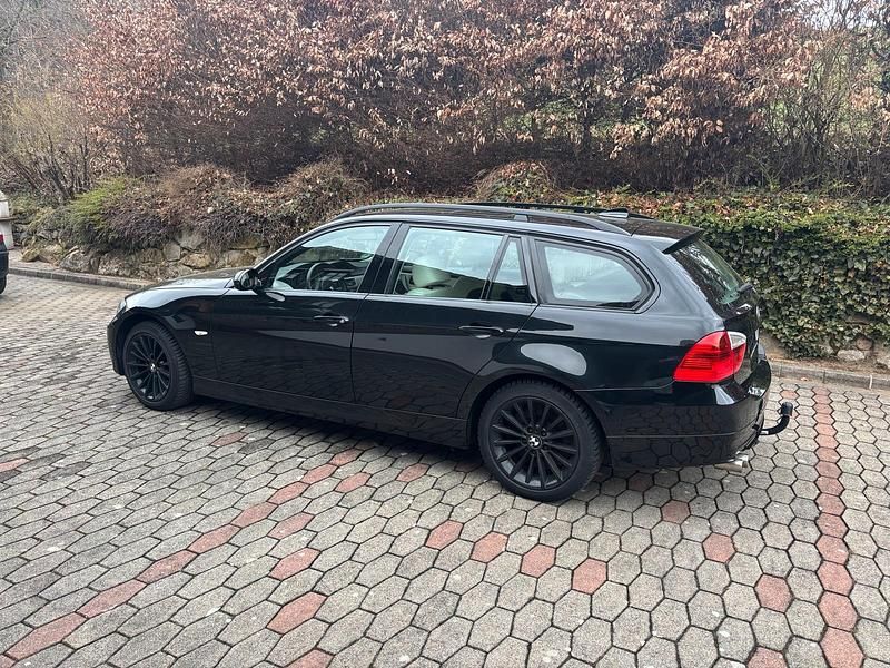Gebraucht BMW 325 218 PS (160 kW) 2008 Schwarz Kombi