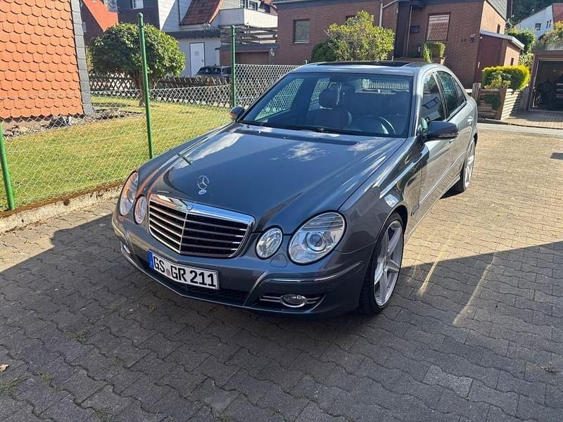 Grau Gebraucht 2008 Mercedes E230 Avantgarde Limousine | 17.999 € - Bild 1/4