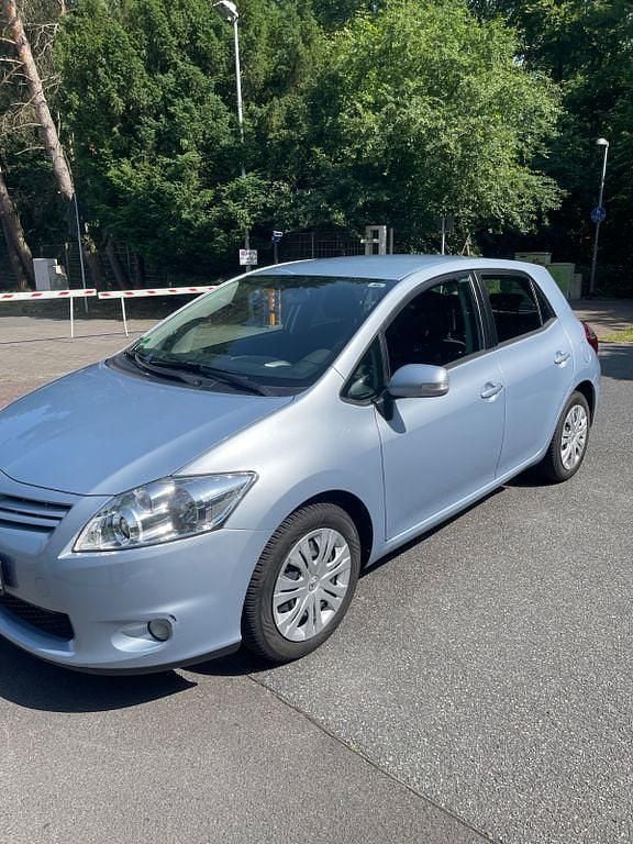 Blau Gebraucht 2011 Toyota Auris Limousine | 7.200 € (Fairer Preis) - Bild 1/4
