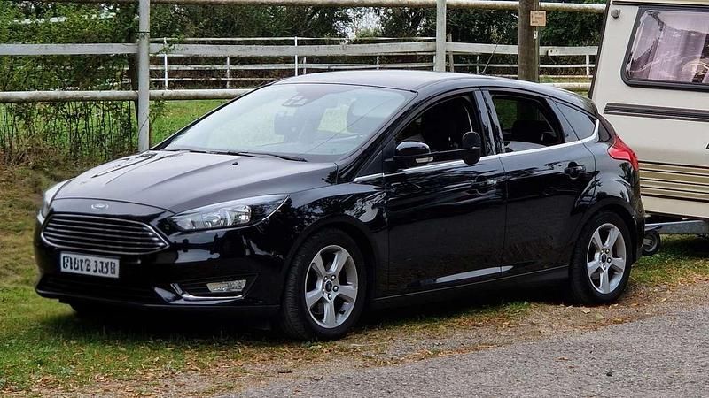 Schwarz Gebraucht 2015 Ford Focus Titanium Limousine | 10.750 € (Fairer Preis) - Bild 1/4