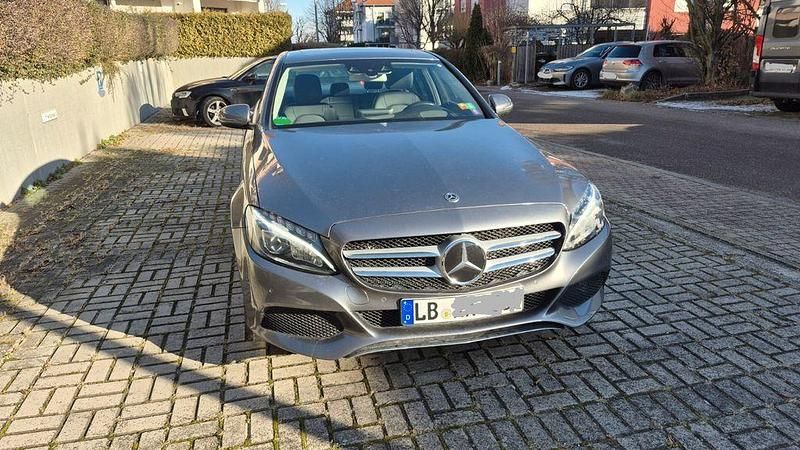 Grau Gebraucht 2017 Mercedes C180 Avantgarde Limousine | 22.800 € (Fairer Preis) - Bild 1/4