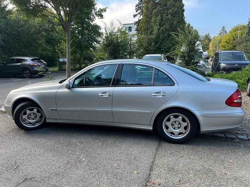 Silber Gebraucht 2003 Mercedes E220 Avantgarde Limousine | 3.999 € (Fairer Preis) - Bild 1/4