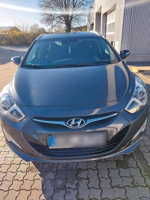 Grau Gebraucht 2012 Hyundai i40 Premium Kombi | 5.500 € (Fairer Preis) - Bild 1/4