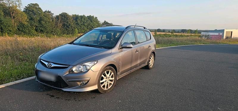Grau Gebraucht 2011 Hyundai i30 Kombi | 3.249 € (Guter Preis) - Bild 1/4