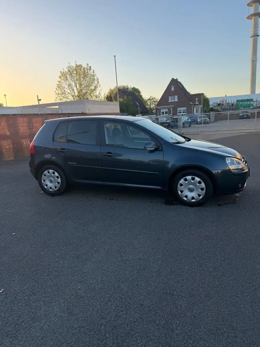 Gebraucht VW Golf VI 140 PS (102 kW) 2008 Blau Kleinwagen