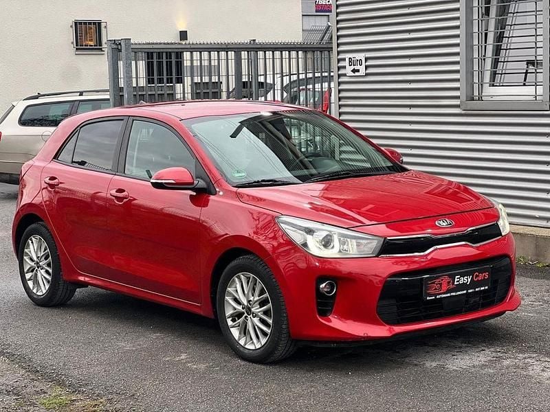Gebraucht Kia Rio DREAM-TEAM Edition 101 PS (74 kW) 2017 Rot Limousine