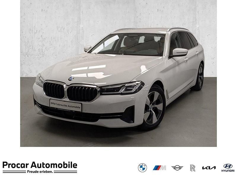 Weiß Gebraucht 2023 BMW 520 Sport Line Kombi | 28.990 € (Guter Preis) - Bild 1/4