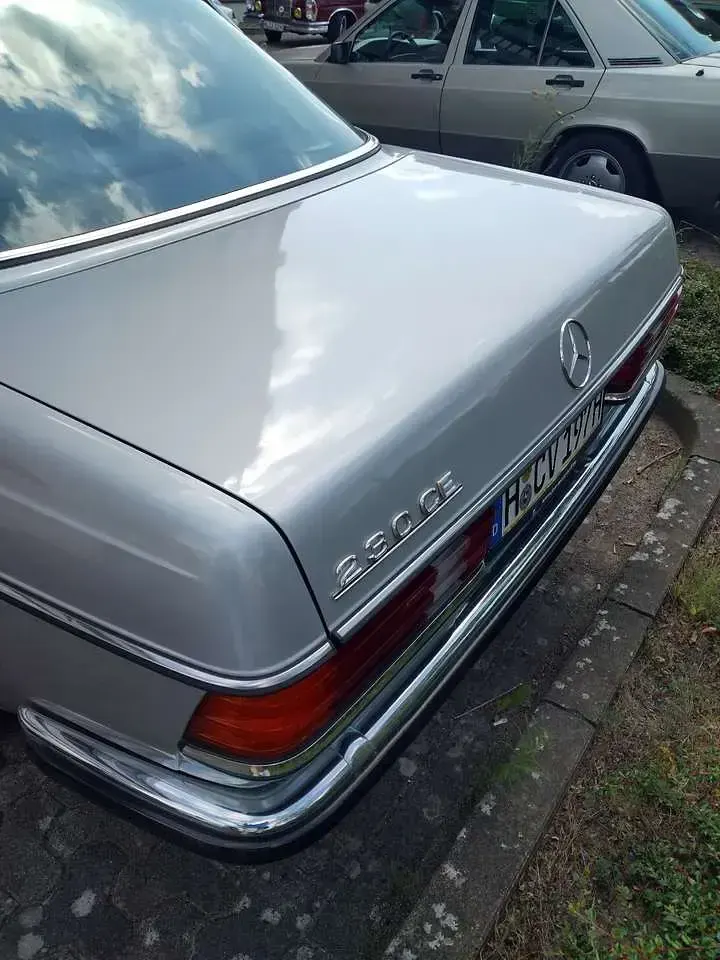 Gebraucht Mercedes 230 136 PS (100 kW) 1981 Silber Coupé