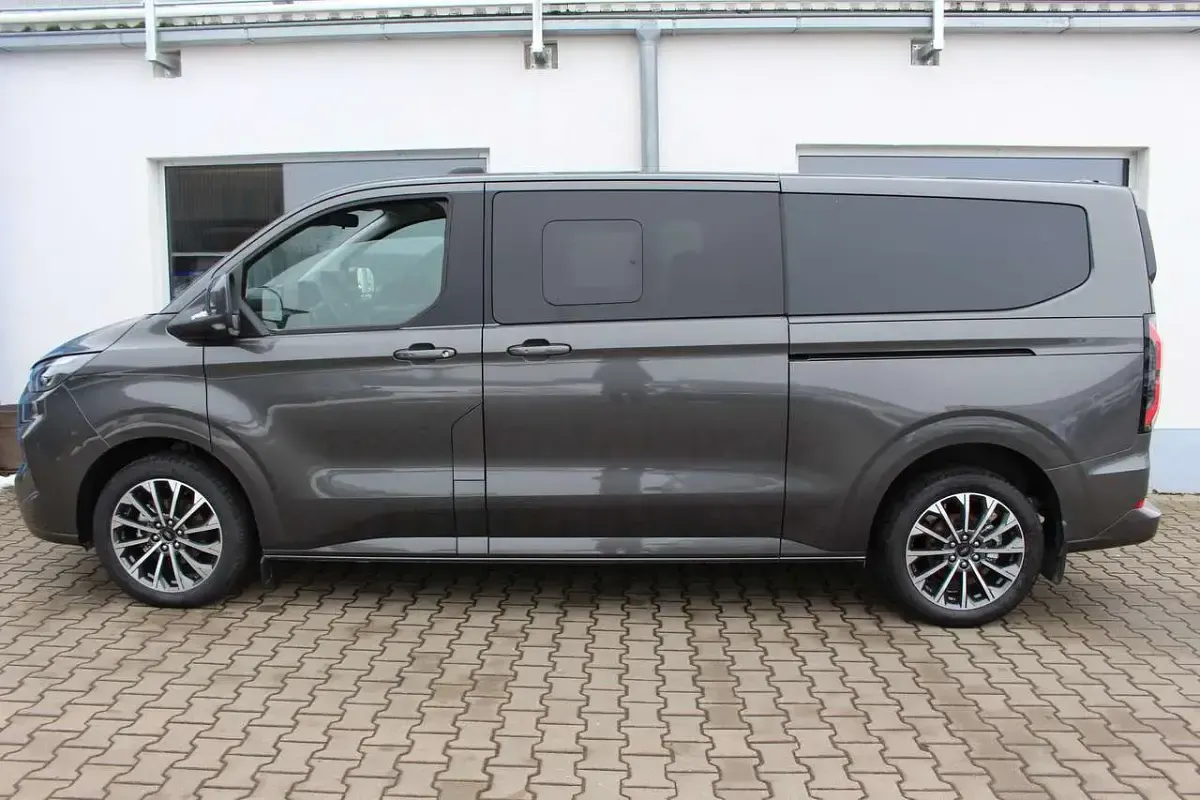 Neu Ford Tourneo Titanium 150 PS (110 kW) 2025 Magnetic grau Van / Kleinbus