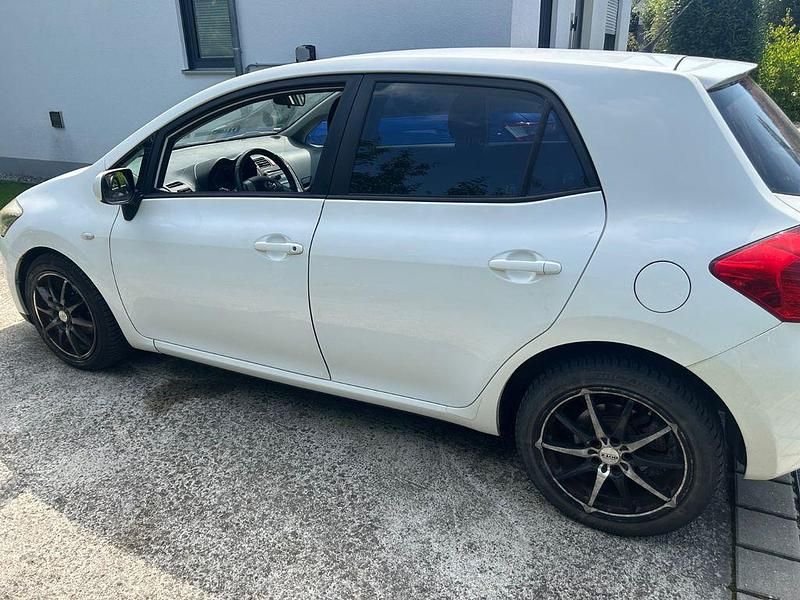 Weiß Gebraucht 2008 Toyota Auris Sol Limousine | 2.790 € (Guter Preis) - Bild 1/4