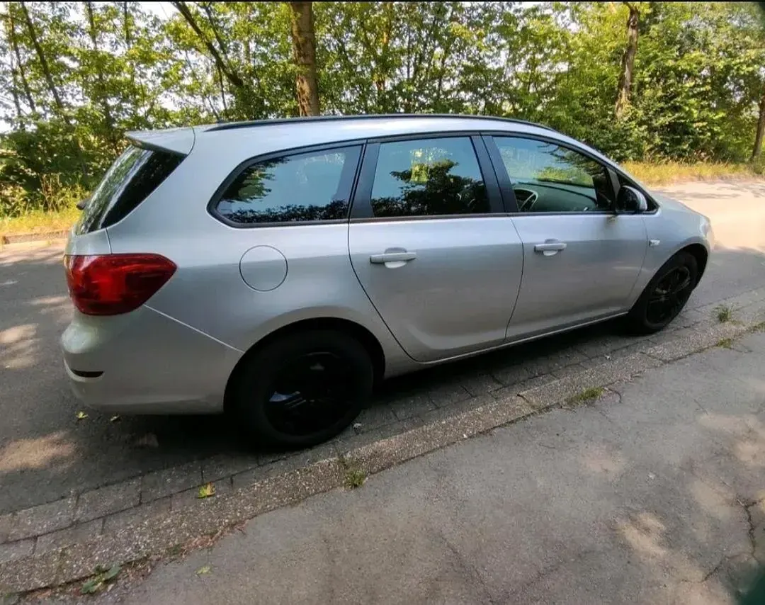 Gebraucht Opel Astra 101 PS (74 kW) 2012 Silber Kombi