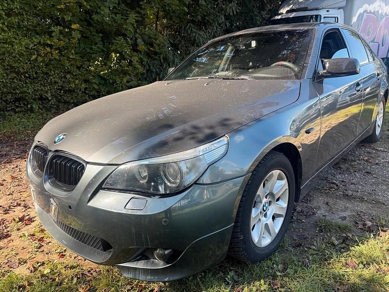 Grau Gebraucht 2004 BMW 520 Limousine | 1.500 € (Superpreis) - Bild 1/4