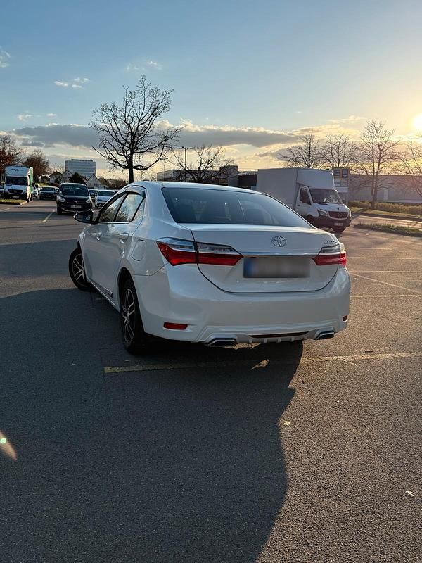 Gebraucht Toyota Corolla 132 PS (97 kW) 2018 Weiß Limousine