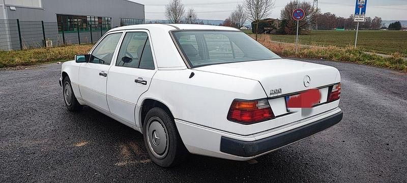 Gebraucht Mercedes 200 105 PS (77 kW) 1989 Weiß Limousine