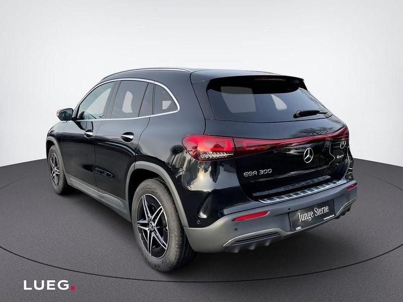 Gebraucht Mercedes EQA300 Advanced 167 kW (228 PS) 2022 Metalliclack kosmosschwarz SUV