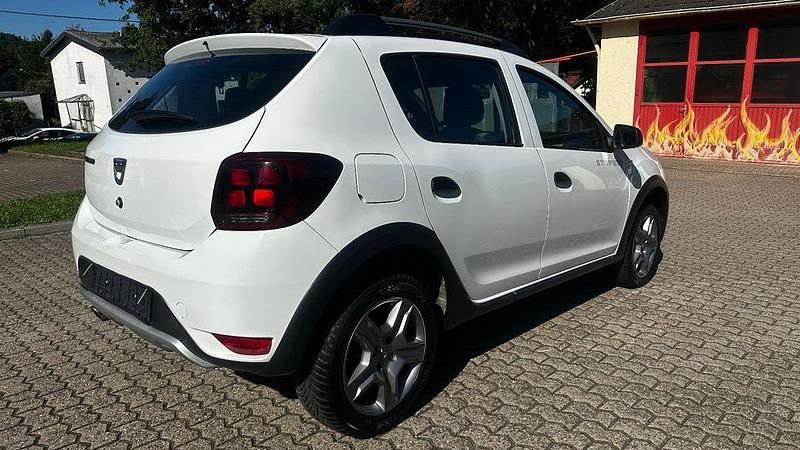 Gebraucht Dacia Sandero Stepway Ambiance 90 PS (66 kW) 2017 Weiß Kleinwagen