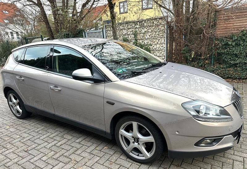Usata Lancia Delta 120 CV (88 kW) 2010 Utilitaria