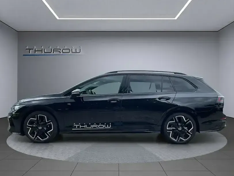 Gebraucht VW Golf VIII R-line 150 PS (110 kW) 2025 Grenadillschwarz Kombi
