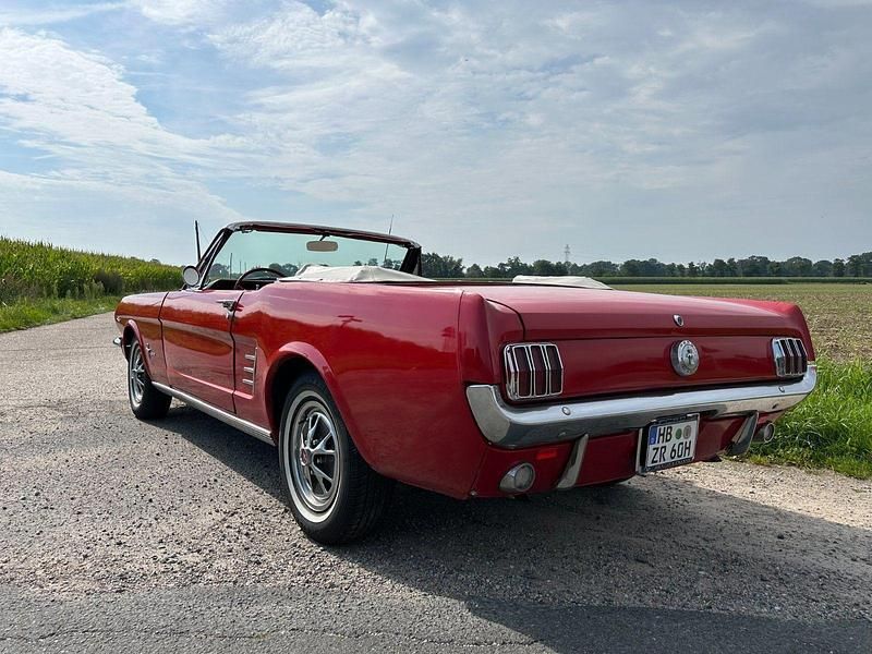 Second-hand Ford V8 230 CP (169 kW) 1966 Roșu Cabrio