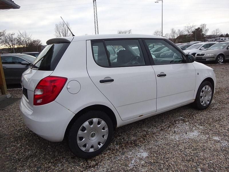 Używany Skoda Fabia 75 KM (55 kW) 2012 Biały Sedan/Limuzyna