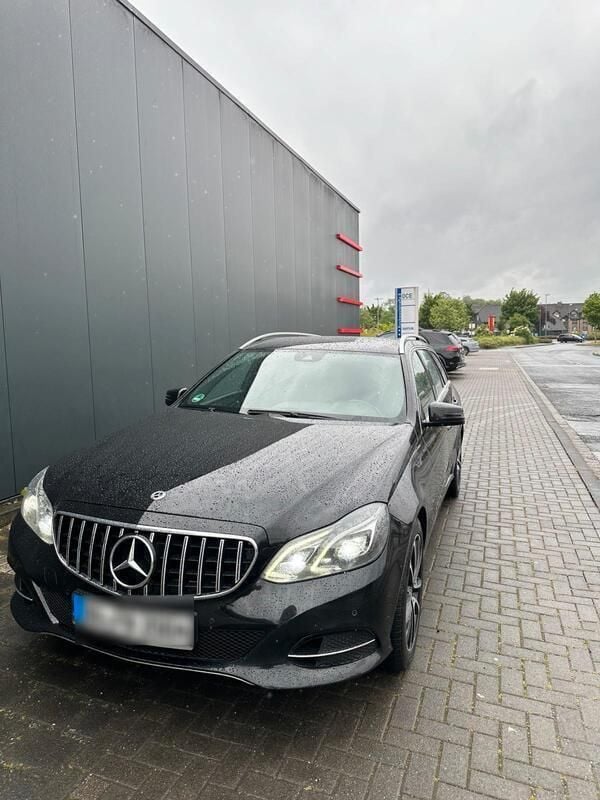 Schwarz Gebraucht 2013 Mercedes E220 Kombi | 11.900 € (Fairer Preis) - Bild 1/4