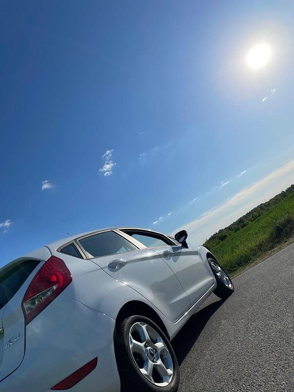 Gebraucht Ford Fiesta 82 PS (60 kW) 2009 Weiß Kleinwagen