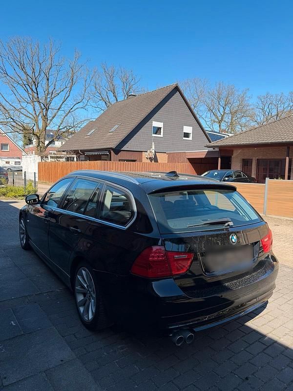 Gebraucht BMW 330 204 PS (150 kW) 2011 Schwarz Kombi