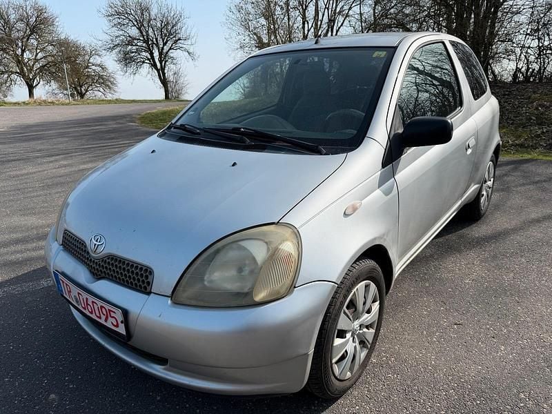 Gebraucht Toyota Yaris 86 PS (63 kW) 2000 Silber Kleinwagen