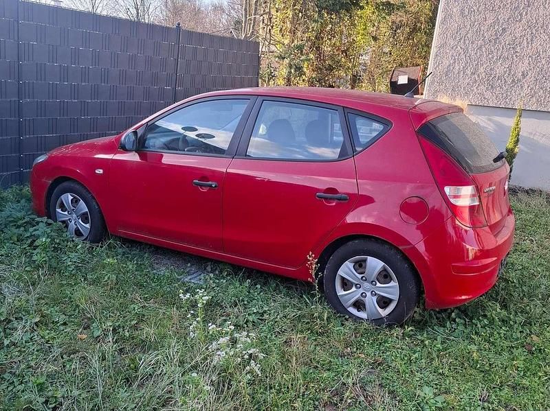 Gebraucht Hyundai i30 Edition+ 109 PS (80 kW) 2009 Rot Limousine