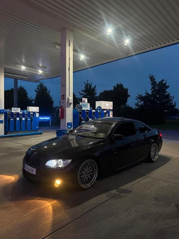 Schwarz Gebraucht 2009 BMW 330 M Sport Coupé | 10.799 € (Fairer Preis) - Bild 1/4
