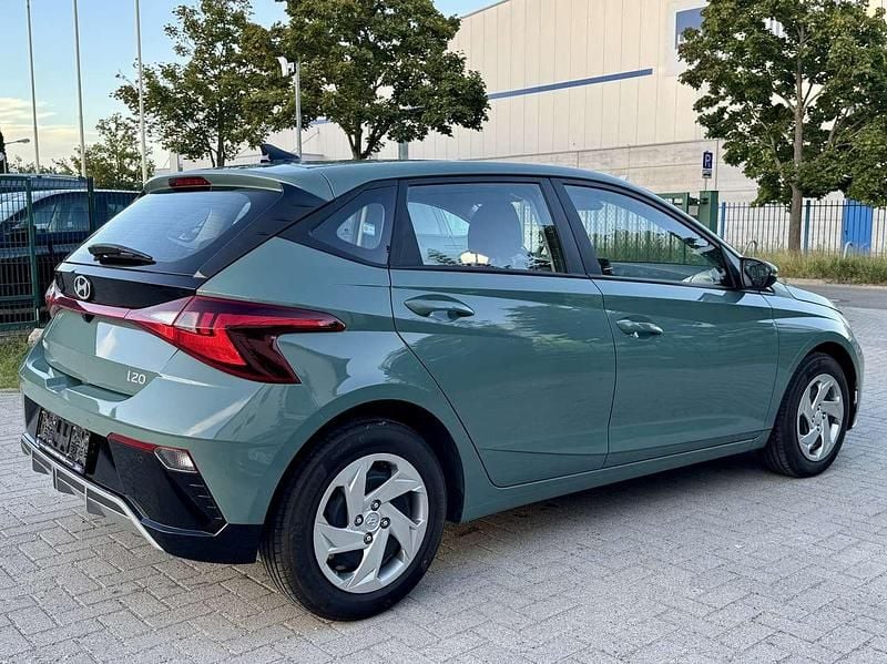 Gebraucht Hyundai i20 101 PS (74 kW) 2025 Mangrove green Limousine
