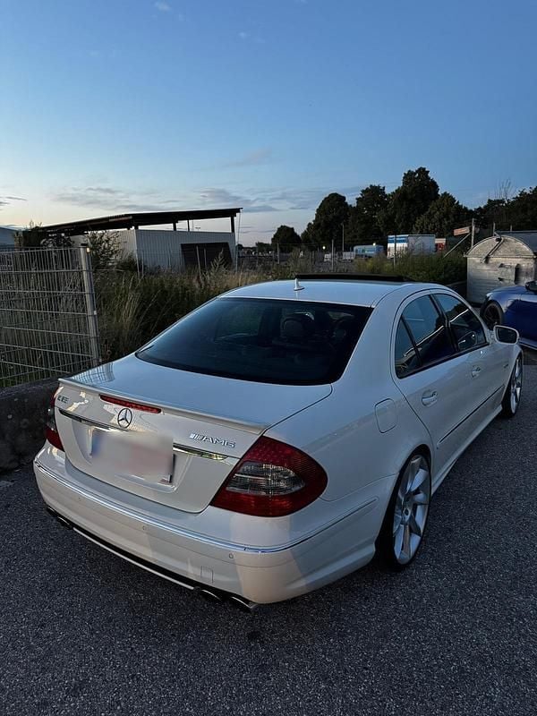 Weiß Gebraucht 2006 Mercedes E63 AMG AMG Limousine | 26.900 € - Bild 1/4