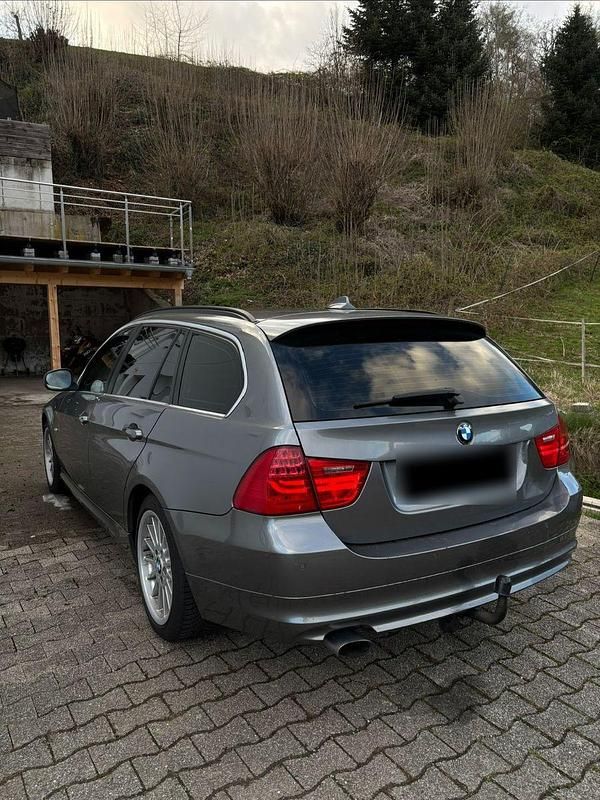 Gebraucht BMW 320 184 PS (135 kW) 2010 Grau Kombi