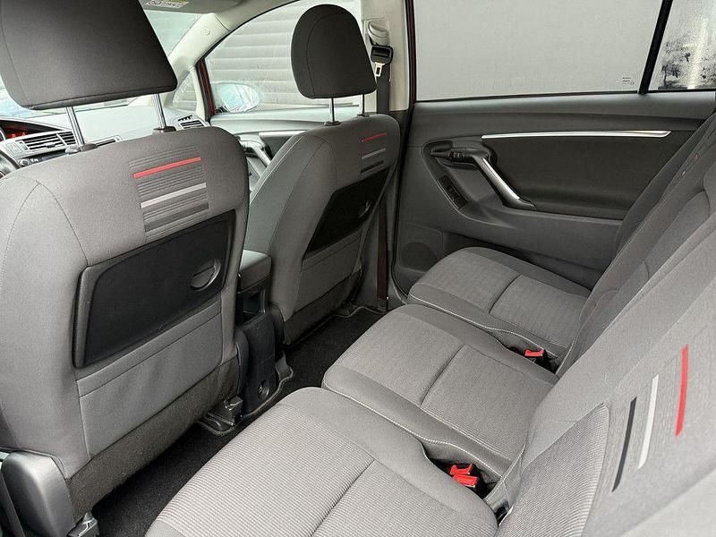 Gebraucht Toyota Verso Edition-S 147 PS (108 kW) 2017 Rot Van / Kleinbus